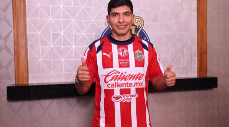Luego de superar satisfactoriamente las pruebas médicas y físicas, Kevin Castañeda estampó su firma en un contrato que tendría vigencia para los próximos cuatro años. X / @Chivas
