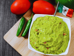 En sus inicios prehispánicos, la receta del guacamole era extremadamente sencilla y directa. ESPECIAL / CANVA