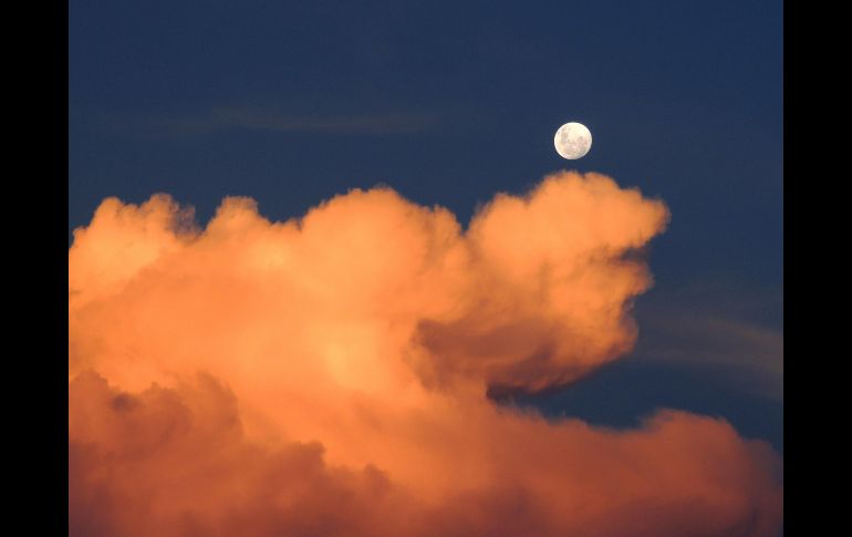 Todos piensan que la Luna de Fresa es rosa, pero en realidad su nombre se debe a otro motivo. ESPECIAL/PIXABAY