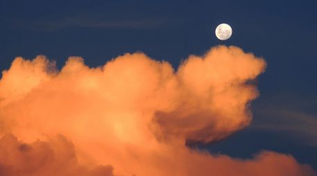 Todos piensan que la Luna de Fresa es rosa, pero en realidad su nombre se debe a otro motivo. ESPECIAL/PIXABAY