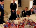 Trump realizó la firma al lado de su homólogo francés, Emmanel Macron, quien reaccionó con aplausos. EFE/@Scavino47