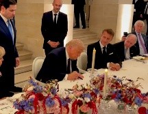 Trump realizó la firma al lado de su homólogo francés, Emmanel Macron, quien reaccionó con aplausos. EFE/@Scavino47