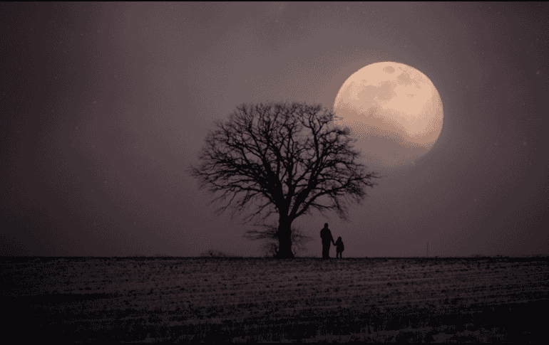 La Luna de Fresa es un recordatorio de cómo la observación del cielo ha acompañado a la humanidad durante miles de años. CANVA