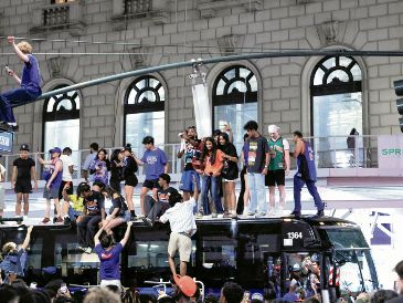 Aficionados celebraron  la victoria en las Finales en Times Square. AFP