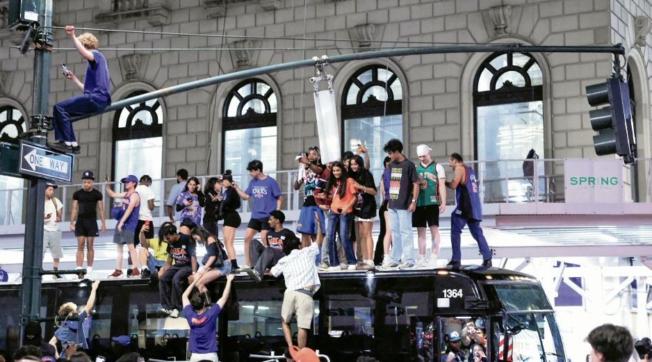 Aficionados celebraron  la victoria en las Finales en Times Square. AFP