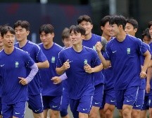 Jugadores de Corea entrenan para el partido contra México. Hay 60 millones de euros de diferencia en el valor de ambos equipos. EFE/F. Guasco