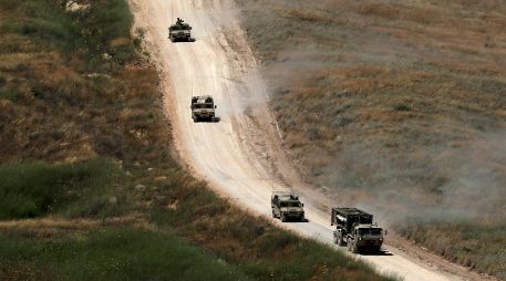 Vehículos militares israelíes realizan maniobras en el lado libanés de la frontera, vistos desde la Alta Galilea, en el norte de Israel, el 18 de junio de 2026. EFE/A. SAFADI