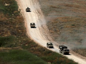 Vehículos militares israelíes realizan maniobras en el lado libanés de la frontera, vistos desde la Alta Galilea, en el norte de Israel, el 18 de junio de 2026. EFE/A. SAFADI