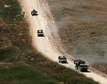 Vehículos militares israelíes realizan maniobras en el lado libanés de la frontera, vistos desde la Alta Galilea, en el norte de Israel, el 18 de junio de 2026. EFE/A. SAFADI