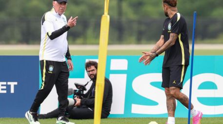 Carlo Ancelotti y Neymar durante un entrenamiento el pasado miércoles en el centro de entrenamiento Columbia Park, como parte del Mundial de la FIFA 2026 en Morristown, New Jersey. EFE/ S. Moreira