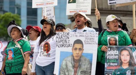 Como parte de su acción, las madres y familias buscadoras repartieron folletos y destacaron su labor a través de un megáfono. SUN/ARCHIVO