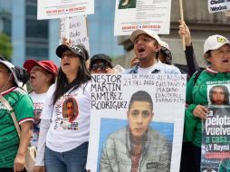 Como parte de su acción, las madres y familias buscadoras repartieron folletos y destacaron su labor a través de un megáfono. SUN/ARCHIVO
