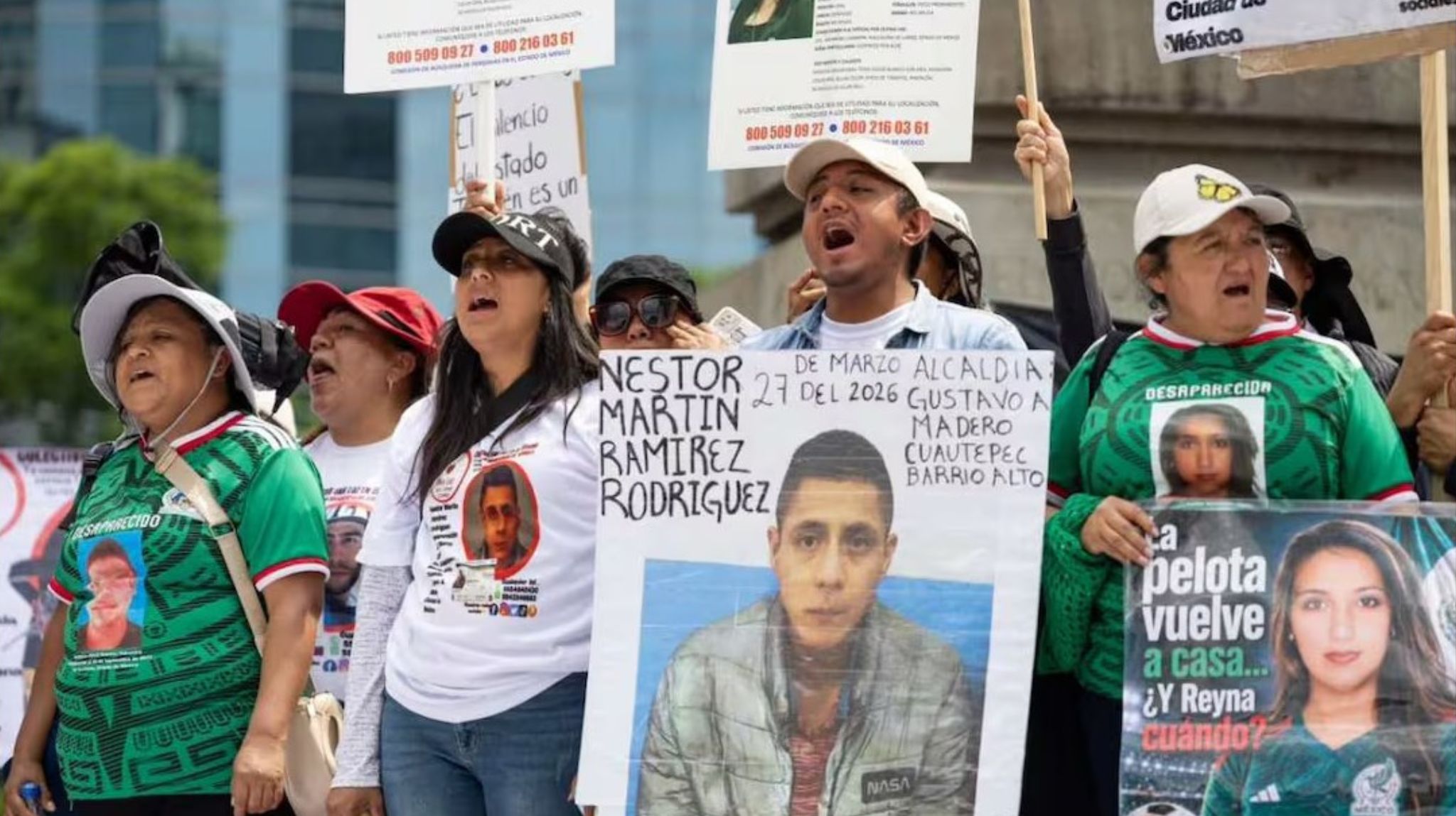 Como parte de su acción, las madres y familias buscadoras repartieron folletos y destacaron su labor a través de un megáfono. SUN/ARCHIVO