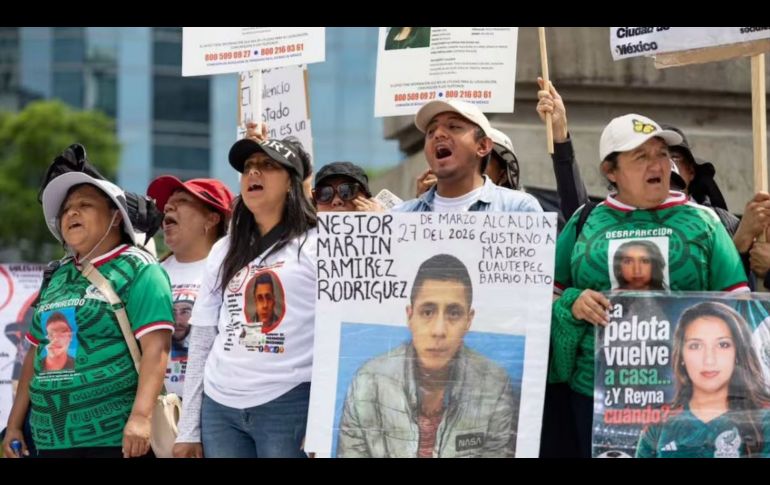 Como parte de su acción, las madres y familias buscadoras repartieron folletos y destacaron su labor a través de un megáfono. SUN/ARCHIVO