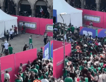 Aficionados tiran las vallas en el Fan Fest Guadalajara.