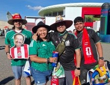 Con una cartulina y muchos recuerdos, el sueño mundialista de don Antonio se hizo realidad en Guadalajara. EL INFORMADOR/ A. RODRÍGUEZ.