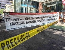 Maestros pertenecientes al CNTE toman las instalaciones de Reforma 265, dónde se encuentran oficinas de Afore Metlife. SUN/L. Camacho