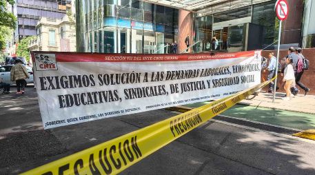 Maestros pertenecientes al CNTE toman las instalaciones de Reforma 265, dónde se encuentran oficinas de Afore Metlife. SUN/L. Camacho