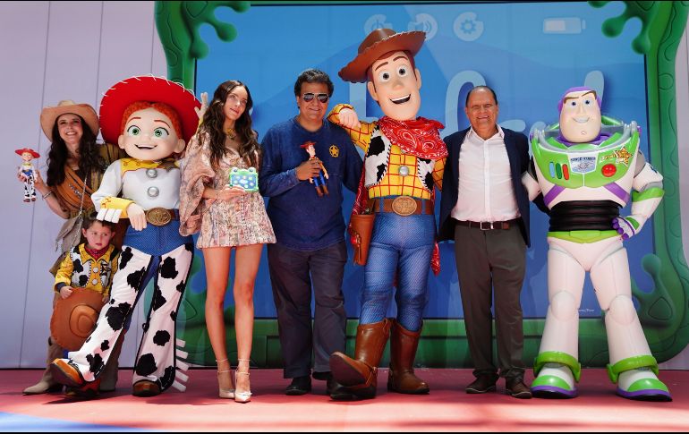 Irán Castillo, Jesse, Belinda, Arturo Mercado Jr., Woody, José Luis Orozco y Buz Lightyear. ESPECIAL/PHOTO BY TOYA SARNO JORDAN-GETTY IMAGES FOR DISNEY.