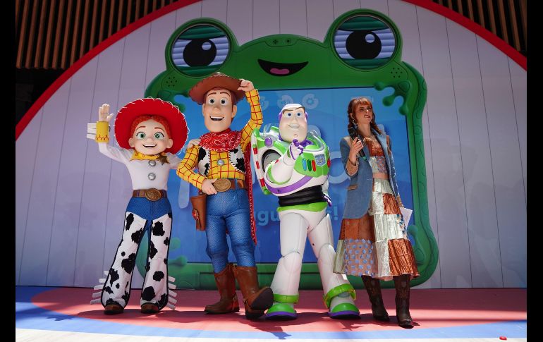 Jesse, Belinda, Woody, Buz Lightyear y Natalia Téllez. ESPECIAL/PHOTO BY TOYA SARNO JORDAN-GETTY IMAGES FOR DISNEY.