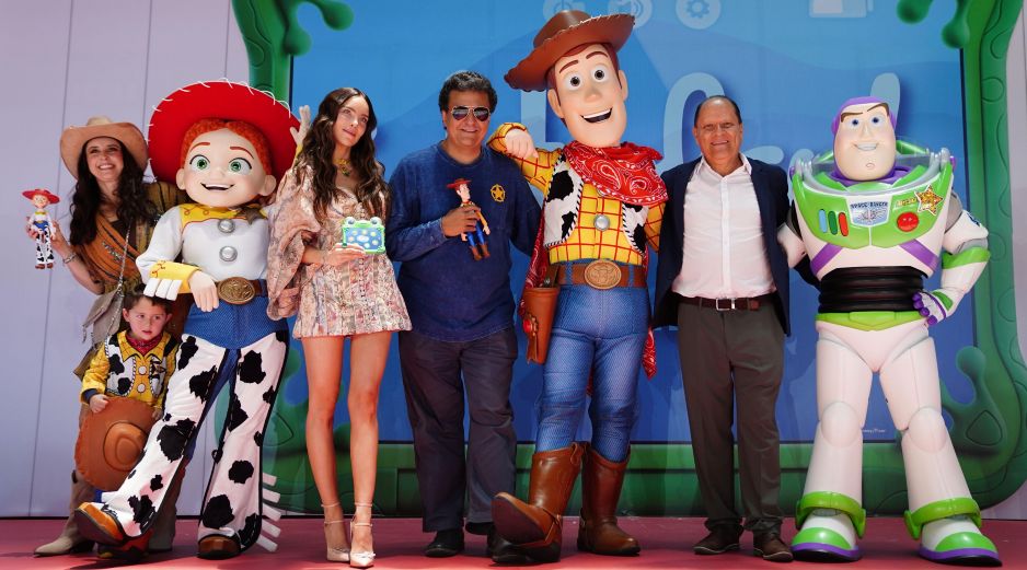 Irán Castillo, Jesse, Belinda, Arturo Mercado Jr., Woody,  José Luis Orozco y Buz Lightyear. ESPECIAL/PHOTO BY TOYA SARNO JORDAN-GETTY IMAGES FOR DISNEY.