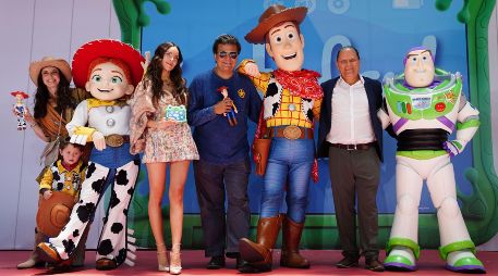 Irán Castillo, Jesse, Belinda, Arturo Mercado Jr., Woody,  José Luis Orozco y Buz Lightyear. ESPECIAL/PHOTO BY TOYA SARNO JORDAN-GETTY IMAGES FOR DISNEY.