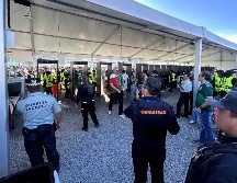 Autoridades recomiendan a los aficionados irse lo más ligero posibles para agilizar la entrada al recinto. EL INFORMADOR / L. ASCANIO