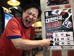 “Si Corea gana, daremos un 30 % de descuento”, dice con una sonrisa el coreano que lleva cuatro años en México. EFE / J. Méndez