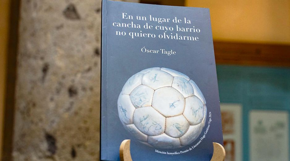 “En un lugar de la cancha de cuyo barrio no quiero olvidarme” de Óscar Tagle es el primer libro coeditado en Cultura Guadalajara. CORTESÍA