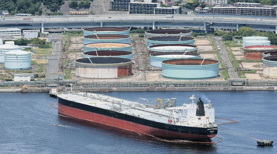 La reapertura del Estrecho de Ormuz y la expectativa de más crudo iraní impulsan una caída histórica del petróleo y alivian presiones inflacionarias. AFP