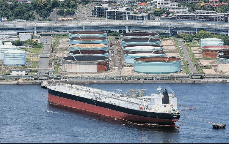 La reapertura del Estrecho de Ormuz y la expectativa de más crudo iraní impulsan una caída histórica del petróleo y alivian presiones inflacionarias. AFP
