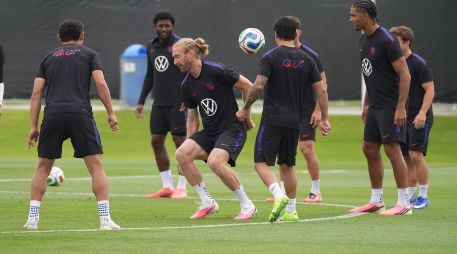 Jugadores de Estados Unidos en entrenamiento para el juego contra Australia. EFE/O. Alonso
