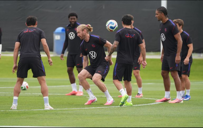 Jugadores de Estados Unidos en entrenamiento para el juego contra Australia. EFE/O. Alonso