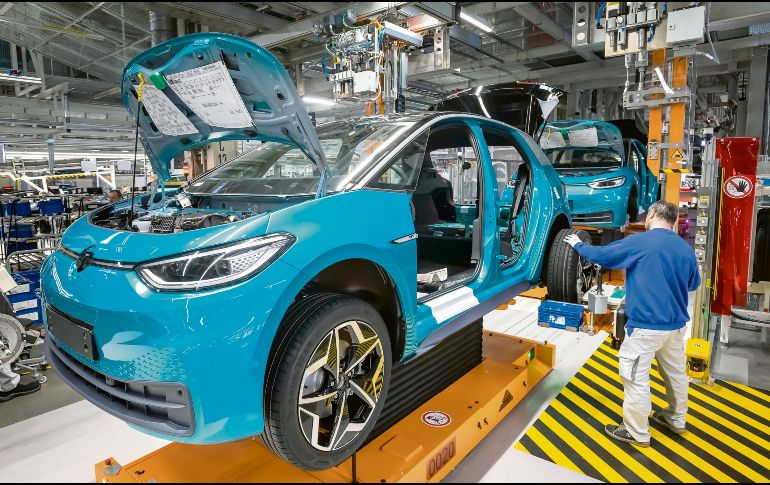 Producción automotriz. Una de las industrias con mayor integración entre los tres países gracias al T-MEC y que se ha visto bajo presión ante la imposición de aranceles de EU. EFE
