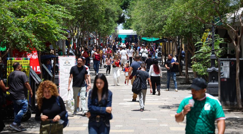 Aficionados y turistas le dan vida al Centro Historico de Guadalajara, beneficiando a comerciantes y restauranteros. EL INFORMADOR/J. Acosta