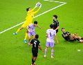 Luis Romo aprovechó un balón suelto por Kim Seung-Gyu para disparar a bocajarro y anotar el gol del partido. EL INFORMADOR/J. Acosta