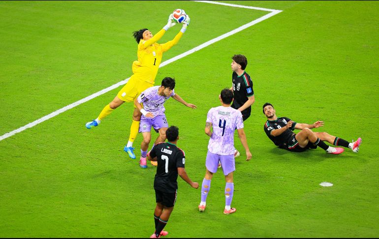 Luis Romo aprovechó un balón suelto por Kim Seung-Gyu para disparar a bocajarro y anotar el gol del partido. EL INFORMADOR/J. Acosta