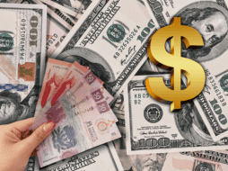 Debido a factores como la oferta y la demanda, además de eventos globales, la cotización del dólar puede fluctuar a lo largo del día. ESPECIAL/Canva EL INFORMADOR