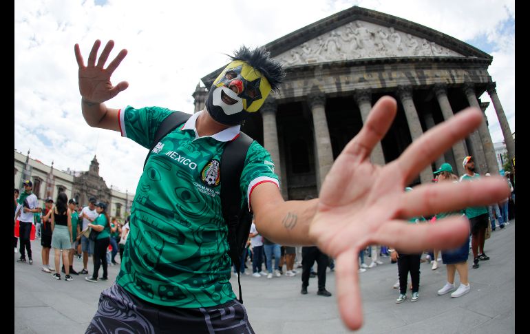 Un aficionado de México anima este jueves, previo al partido del grupo A del Mundial de la FIFA 2026 entre la Selección Nacional y Corea del Sur, en el estadio Guadalajara. EFE / F. Guasco