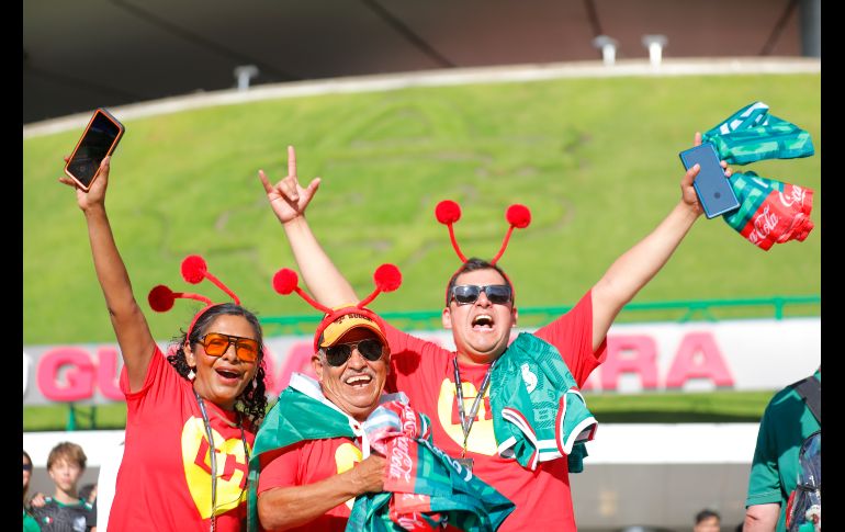 Finalmente, los 45 mil 522 aficionados que acudieron al estadio cambiaron los abucheos por festejos, al ritmo del Cielito Lindo. EFE / F. Guasco