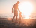 Los datos revelaron que los padres que se toman varios meses de baja parental tienen menos riesgo de desarrollar síntomas depresivos durante los primeros años de vida de sus hijos. Unsplash