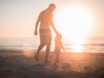 Los datos revelaron que los padres que se toman varios meses de baja parental tienen menos riesgo de desarrollar síntomas depresivos durante los primeros años de vida de sus hijos. Unsplash
