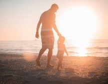 Los datos revelaron que los padres que se toman varios meses de baja parental tienen menos riesgo de desarrollar síntomas depresivos durante los primeros años de vida de sus hijos. Unsplash