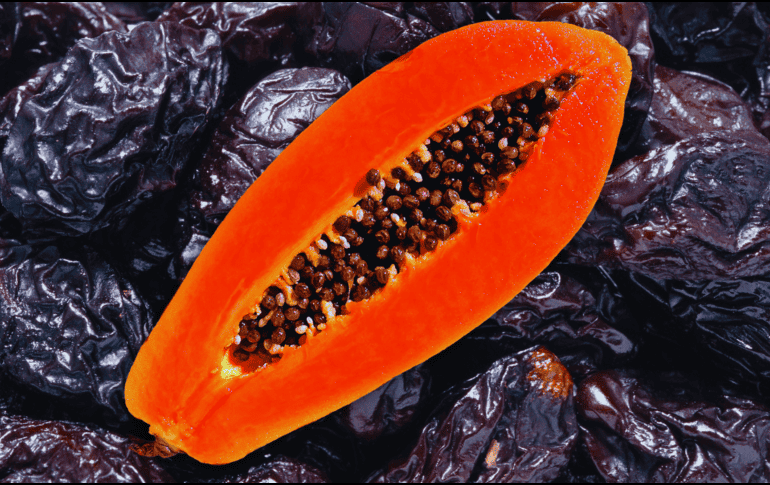 Aunque la papaya es una aliada excelente para la digestión diaria y la prevención de la pesadez, la ciruela gana indiscutiblemente la batalla directa contra el estreñimiento gracias a su combinación única de fibra y sorbitol. ESPECIAL / CANVA