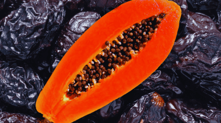 Aunque la papaya es una aliada excelente para la digestión diaria y la prevención de la pesadez, la ciruela gana indiscutiblemente la batalla directa contra el estreñimiento gracias a su combinación única de fibra y sorbitol. ESPECIAL / CANVA