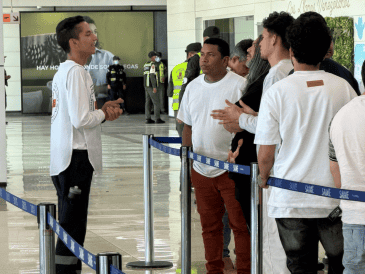 Los repatriados llegaron al Aeropuerto Internacional Simón Bolívar de Maiquetía, que sirve a Caracas, y fueron recibidos con los "protocolos necesarios" para asegurar el reencuentro con sus familiares y allegados. ESPECIAL/X/@vueltalapatria_