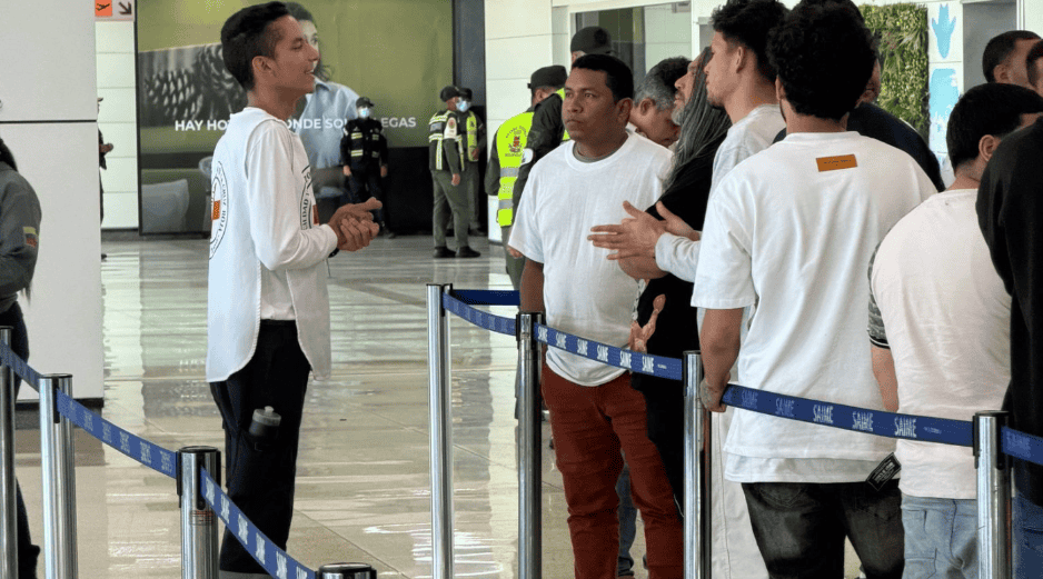 Los repatriados llegaron al Aeropuerto Internacional Simón Bolívar de Maiquetía, que sirve a Caracas, y fueron recibidos con los 