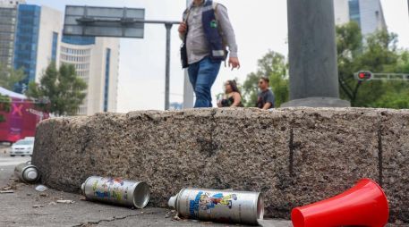 ersonal de limpieza da mantenimiento en Paseo de la Reforma luego de la basura acumulada que dejó ayer los festejos por el triunfo de la selección mexicana. SUN/ L. Camacho