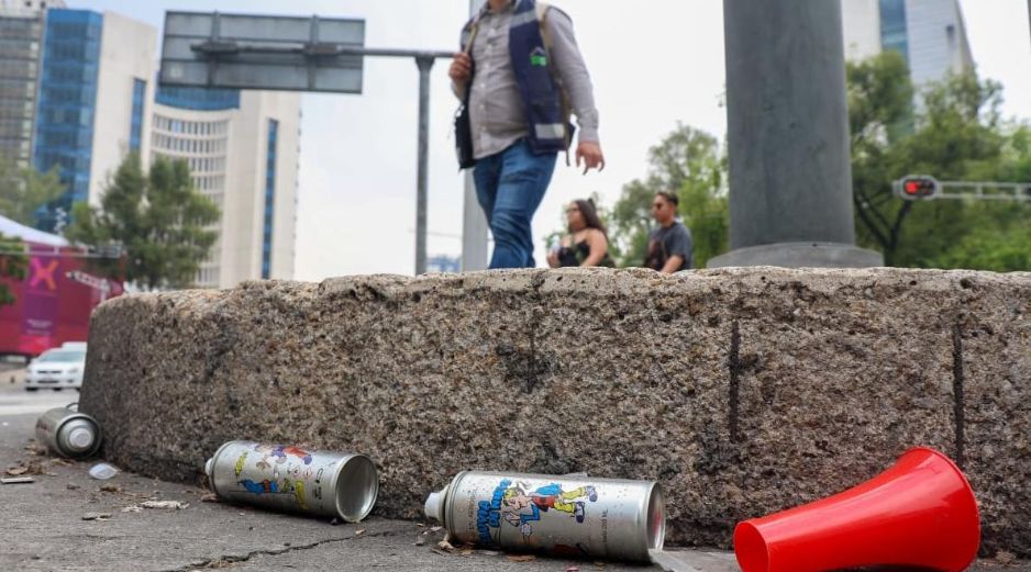 ersonal de limpieza da mantenimiento en Paseo de la Reforma luego de la basura acumulada que dejó ayer los festejos por el triunfo de la selección mexicana. SUN/ L. Camacho