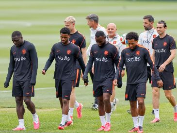 Los jugadores de la selección nacional de Países Bajos entrenan este jueves, en Kansas  para preparar el partido del Grupo F del Mundial 2026 que disputaran ante Suecia el próximo sábado. EFE/ J. RONCORONI
